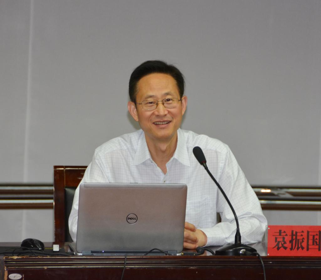 教育学部主任,兼任中国教育学会副会长,国家督学袁振国来校作题为《走